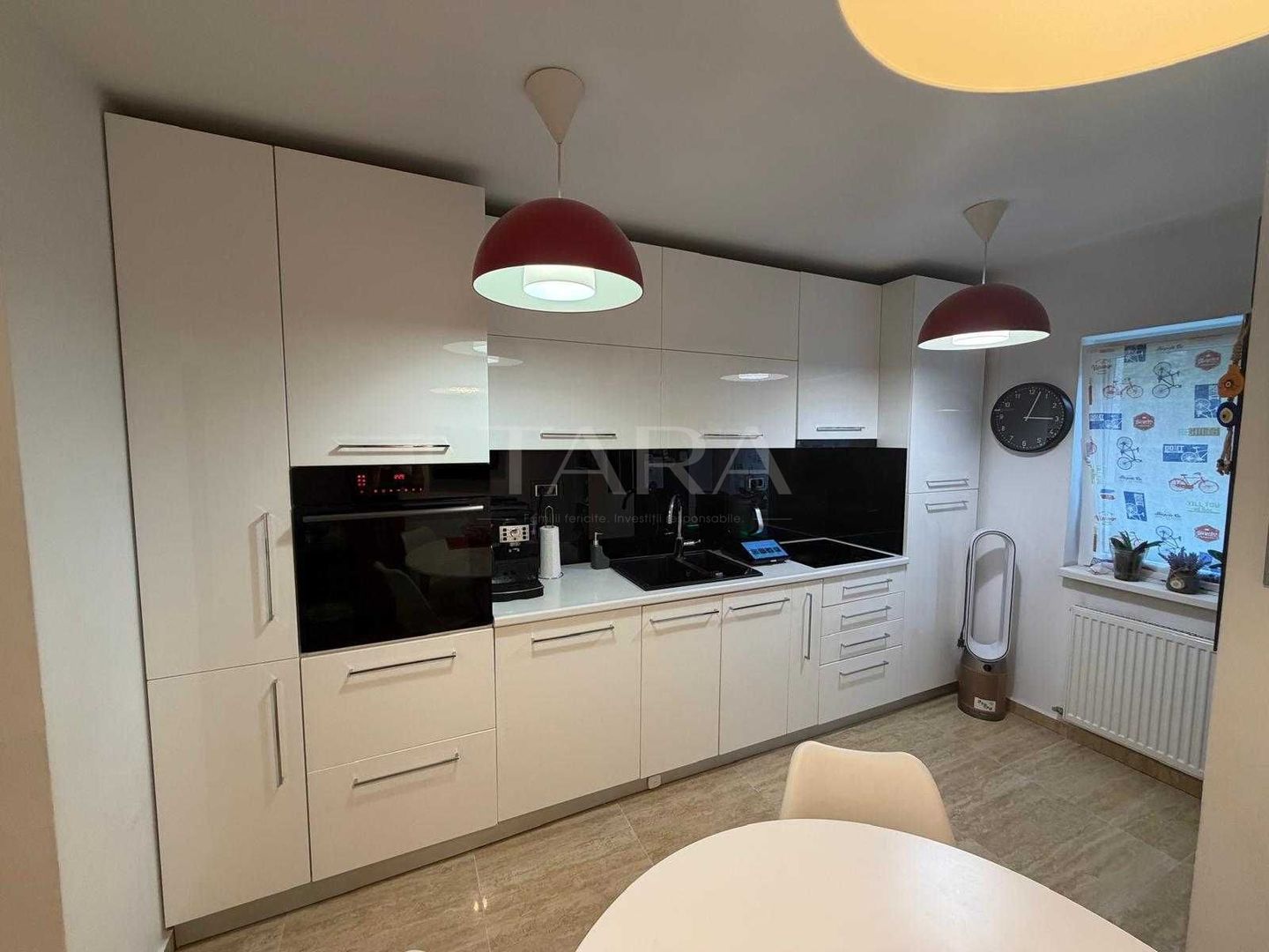 Apartament cu 3 camere decomandate, 65 mp, boxă, parter înalt. - Poză 1