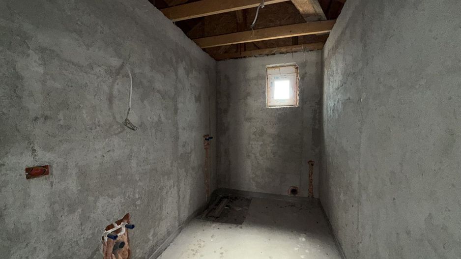 Casa la gri, 4 dormitoare, 3 bai, teren 400 mp - Poză 6