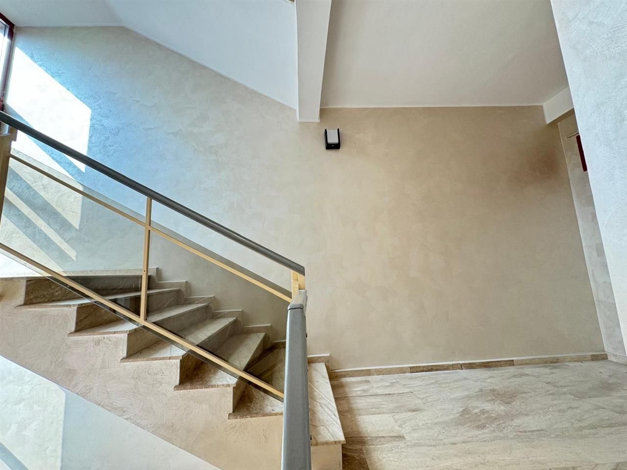 Spatii comerciale moderne de inchiriat, in cladire recent renovata - Poză 14