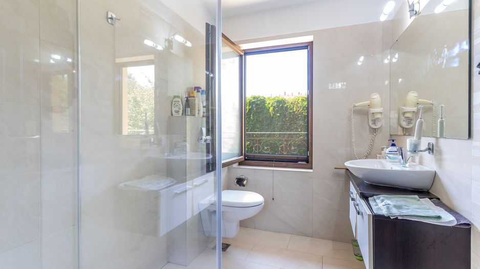 9 camere, 5 bai, spatiu hobby, gradina, garaj,locatie buna - Poză 22