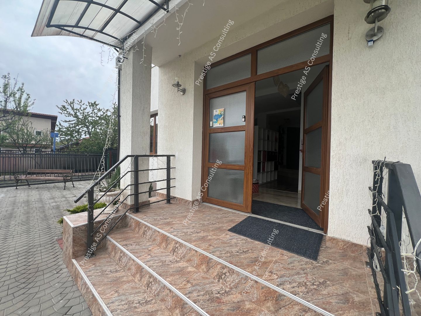 Casa 7 incaperi + Anexe | 1420mp Teren | La Intrare in Dumbravita - Poză 2