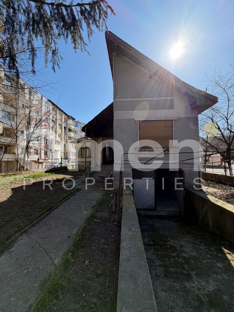 Casa de vanzare cu 446 mp teren si garaj, situata in zona centrala - Poză 1