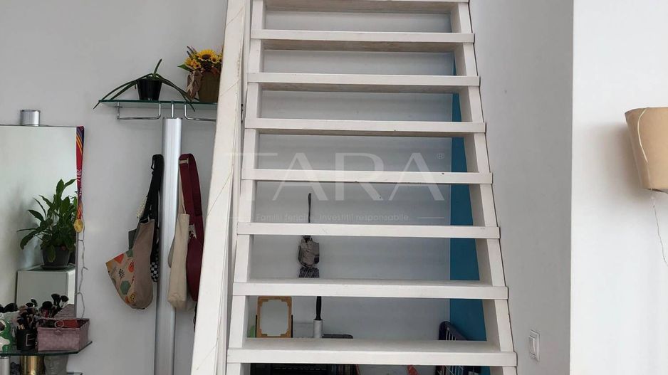 Apartament la mansardă, cu scară interioară. - Poză 3