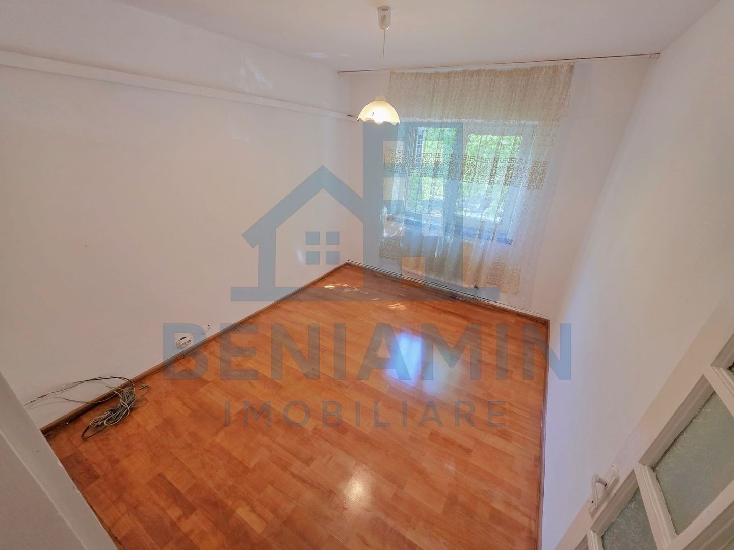 Trei camere doua bai 1Mai etaj 1 -centrala termica -75mp - Poză 2
