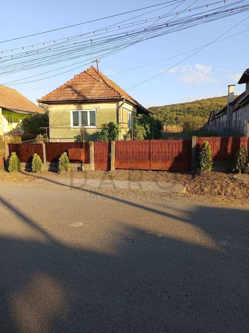 Vând casă in Ernei de 66 mp si teren in suprafață de 2530 mp - Poză 2