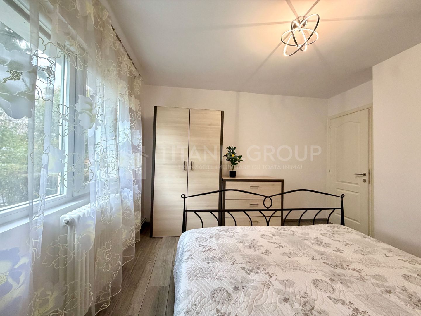 Apartament cu 3 camere, 2 bai  - zona Tractorul - Poză 12