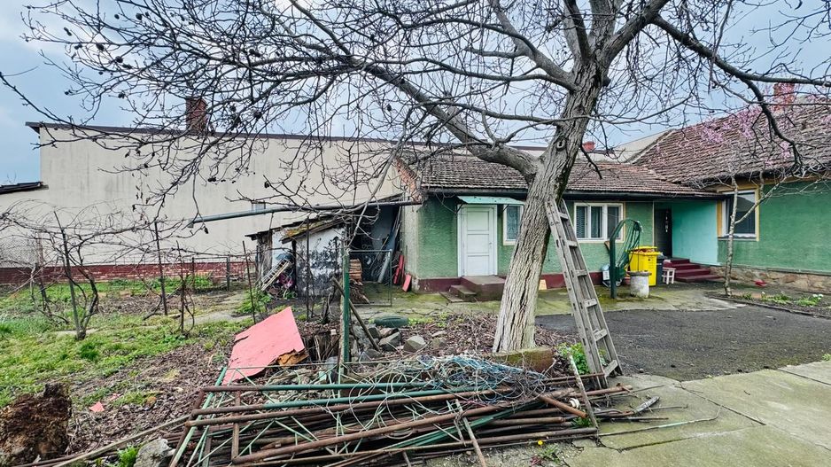 Casa de vânzare 3 camere, 2 intrări, acces auto în curte Gradiste Arad - Poză 1