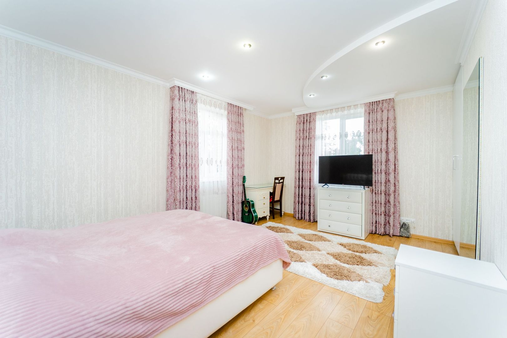 Casă în Chișinău, de vânzare, cu suprafața de 270 m2 pe teren de 6 ari or. Codru. - Poză 10