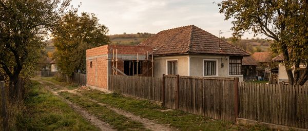 Vinzi o casă cu anexe sau extinderi fără autorizație în comunele din Argeș? Cum intri în legalitate ca să poți intabula
