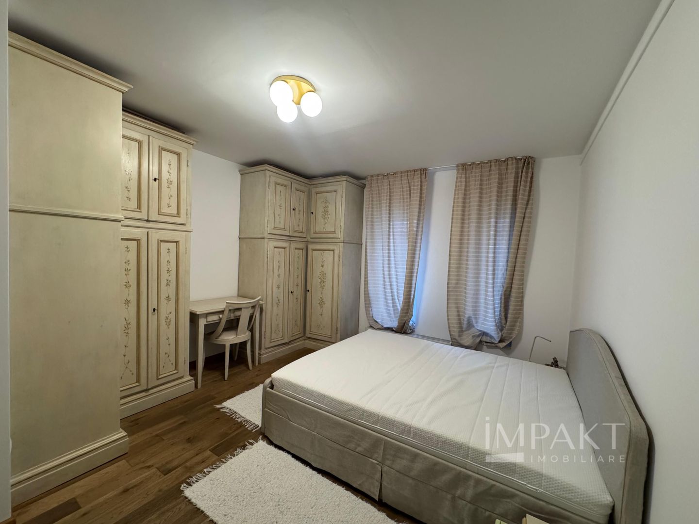Apartament 94mp  3 camere in Piata Cipariu de inchiriat cu parcare - Poză 6