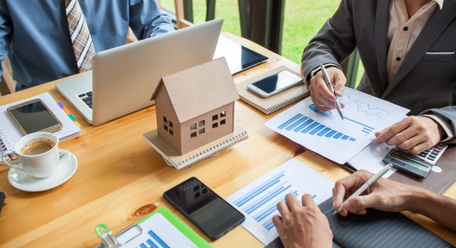 Evaluare corectă și transparentă a proprietățiiMarketing profesional pentru a atrage potențiali cumpărători sau chiriașiGestionarea întregului proces administrativ și legalConsultanță pentru stabilirea prețului potrivit și condițiilor avantajoase