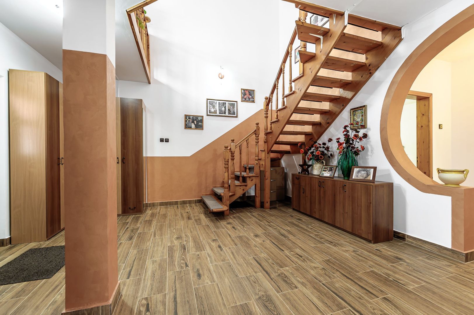 Casă generoasă cu două apartamente în Bujac - Poză 2