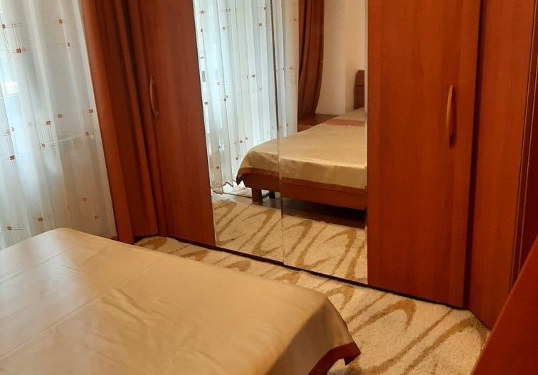 Închiriez apartament 2 camere, Decebal, mobilat, loc de parcare - Poză 3