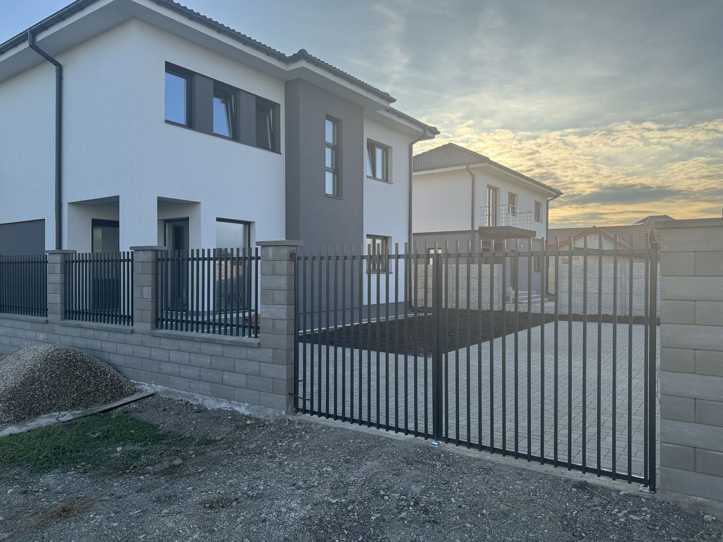 Sacalaz individuala P+E,Terasa,balcon,2 bai,5 camere,2 F.s - Poză 2