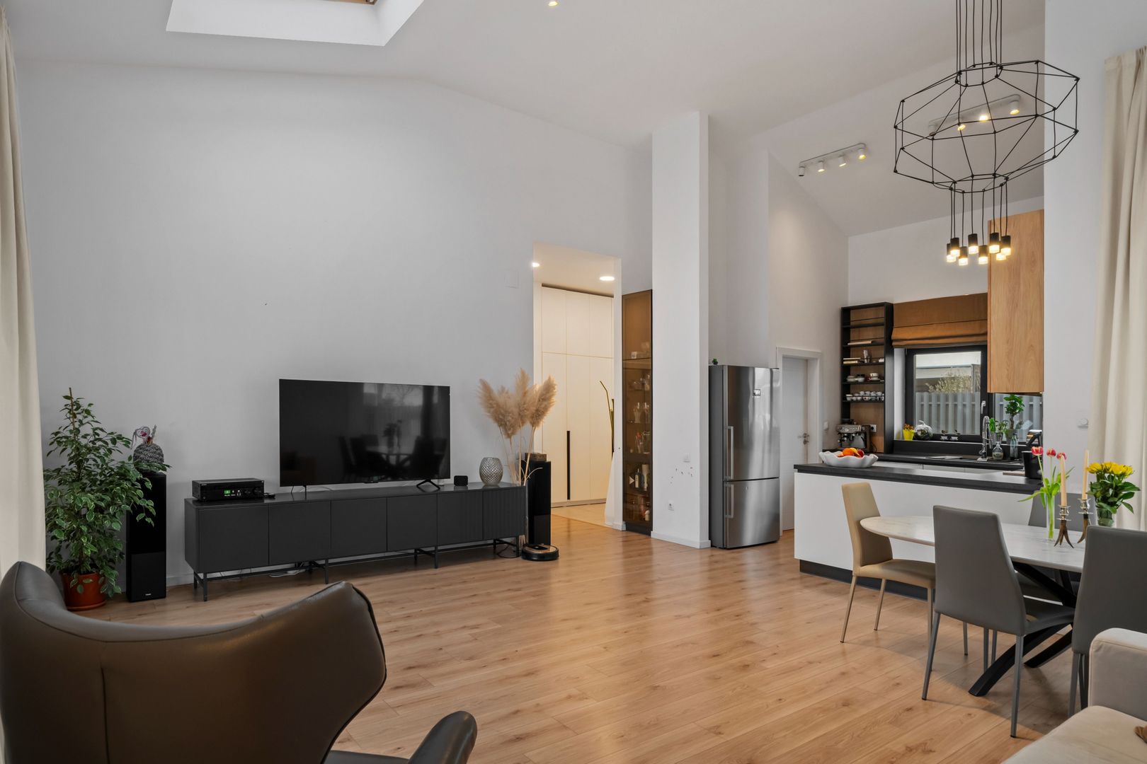 Vila pe parter cu 5 camere  | 655 mp teren | dotata cu panouri solare - Poză 12