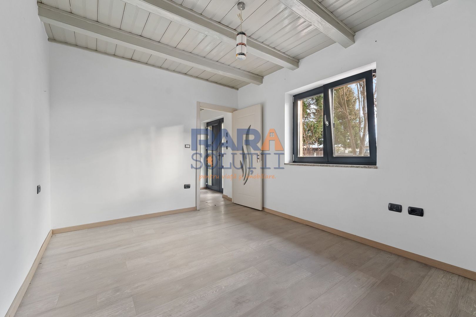 Căsuță renovată modern - Poză 5