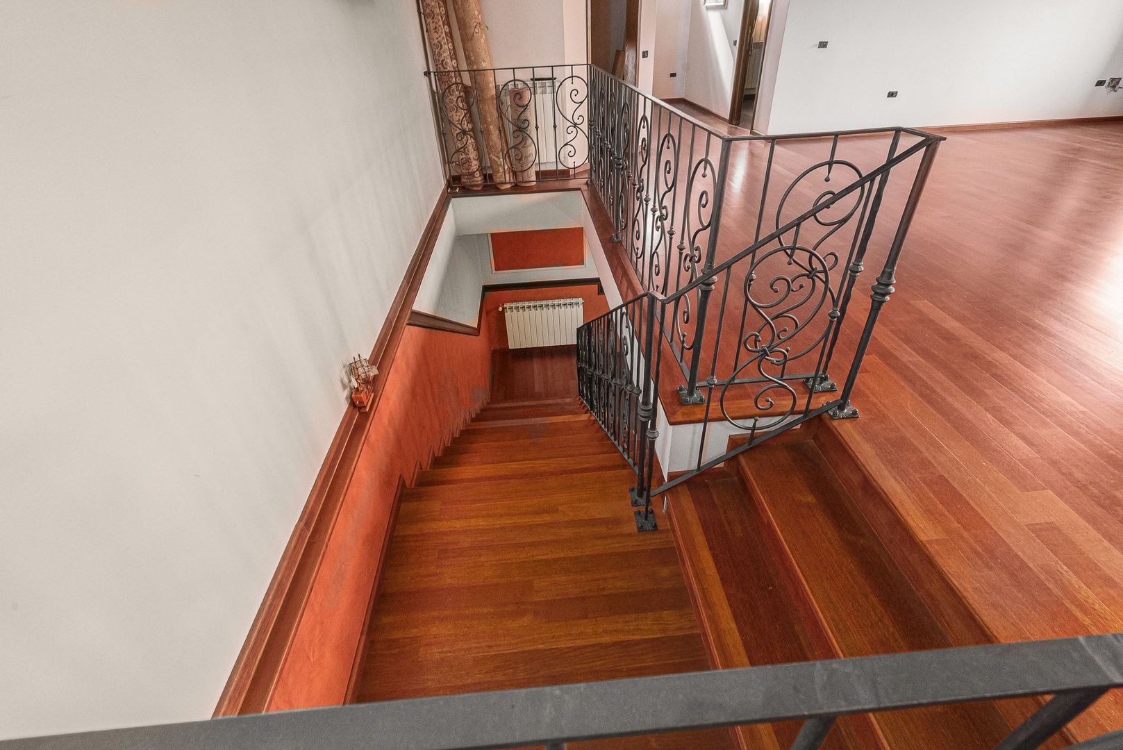 RAHOVA Salaj Vila 2007 S+P+1+M calitate superioara 370 mp - Poză 25