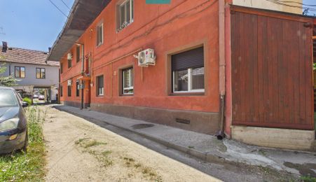 Apartament cu 2 camere și curte ultracentral