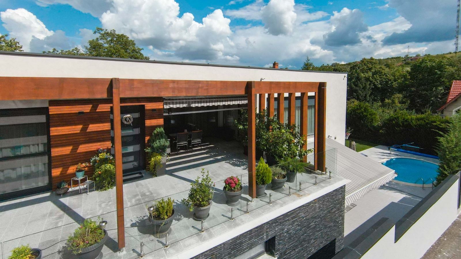 Vilă cu piscină, mobilată și utilată. Comision 0%. 410.000 Euro neg - Poză 1