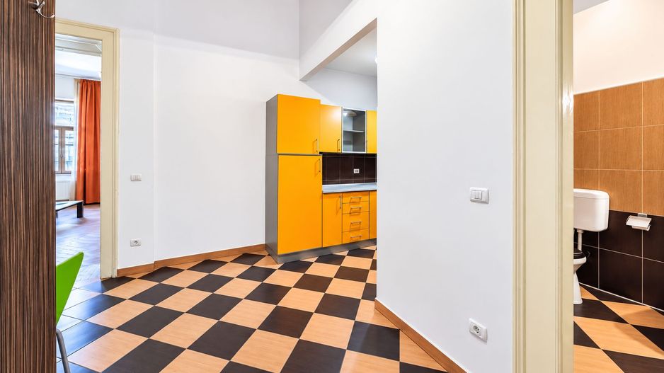 De vânzare/ închiriat Apartament istoric, 2 camere, Central Arad - Poză 4