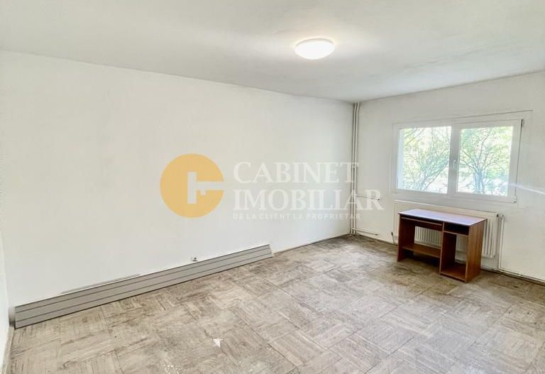 Etaj 1 Apartament 2 Camere Decomandat 55 MP Bloc 1986 - Poză 4