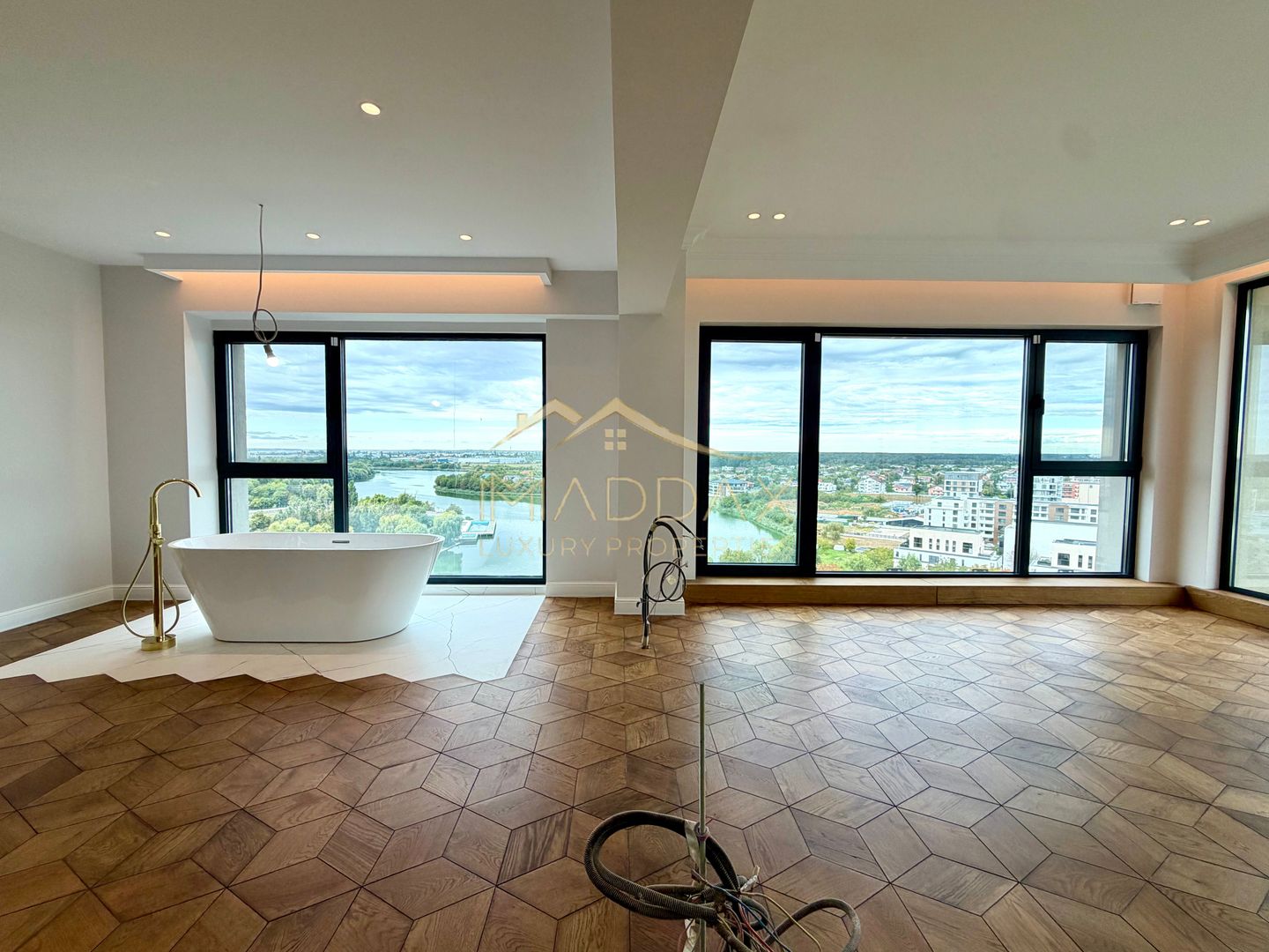 Penthouse cu 4 camere // terasă 70 mp / 200 mp / 3 parking / Straulesti - Poză 2