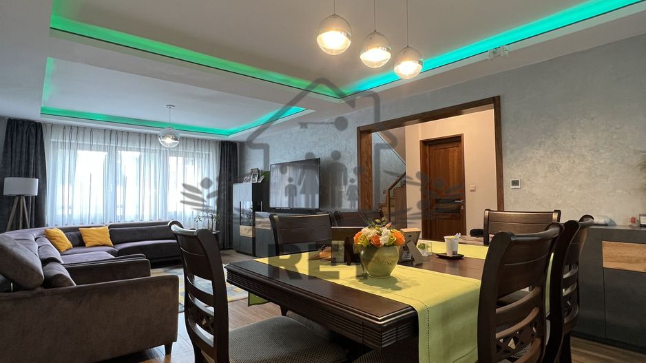 Casă de tip triplex la vânzare 6 camere /Șelimbăr /Secția 1 de Poliție - Poză 1