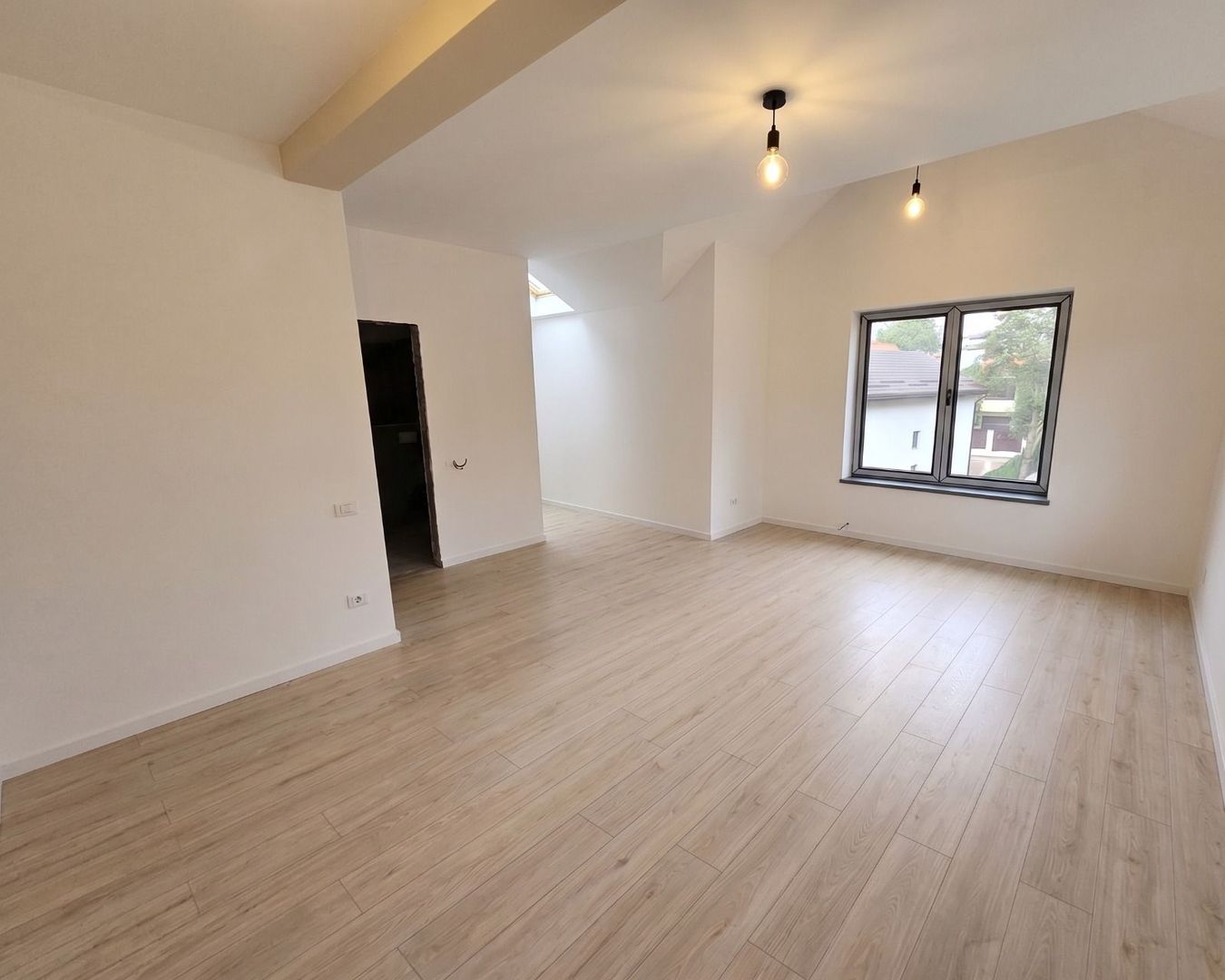 Apartament cu 2 camere 65,10 mp + 30 mp pod - vedere la muntii Caraiman Busteni - Poză 2