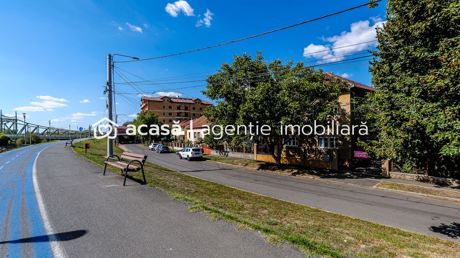 Proprietate rară pe Malul Mureșului confort, intimitate și spațiu - Poză 1