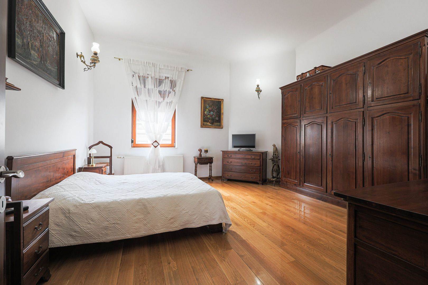 Apartament ultracentral cu 3 camere, 2 băi și curte privată - Poză 7