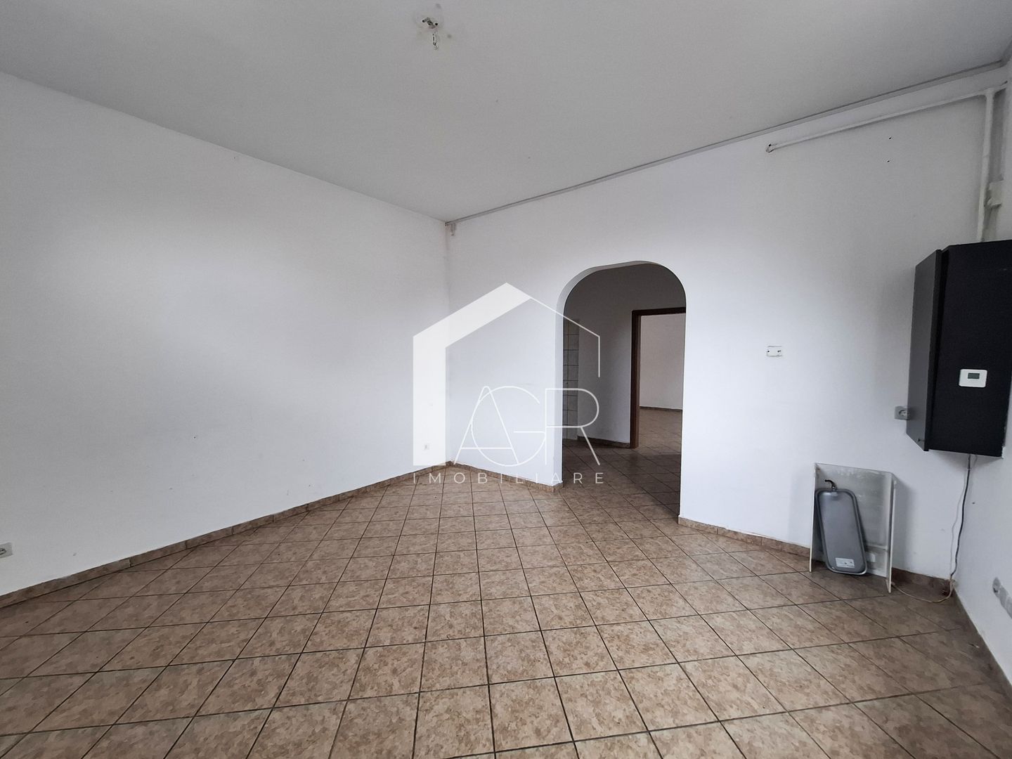 Casa cu 4 camere, zona Central - Poză 3