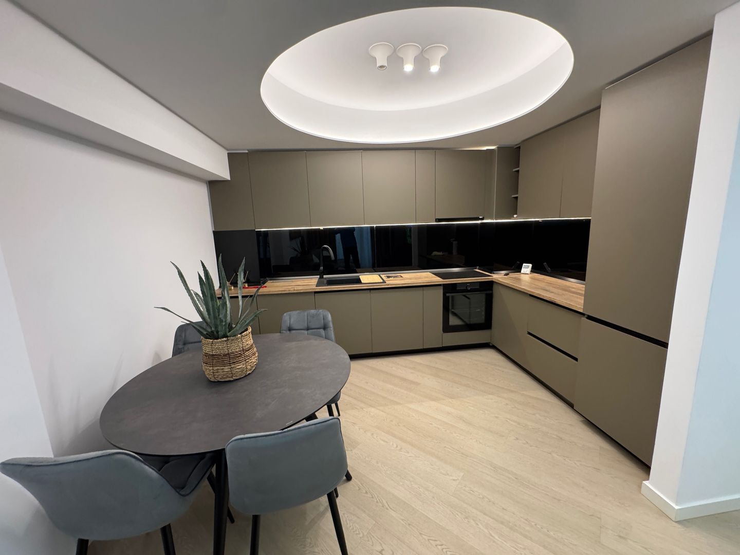 Închiriere ap. 3 camere Lux în Complex Cortina North - Poză 3