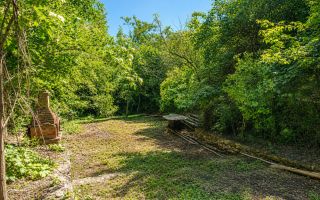 Nu este doar o vilă. Este refugiul tău verde cu 38 ari și pădurice proprie! - Poză 6