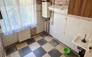 Apartament 3 camere Tractorul, ideal pentru renovare și personalizare - Poză 1