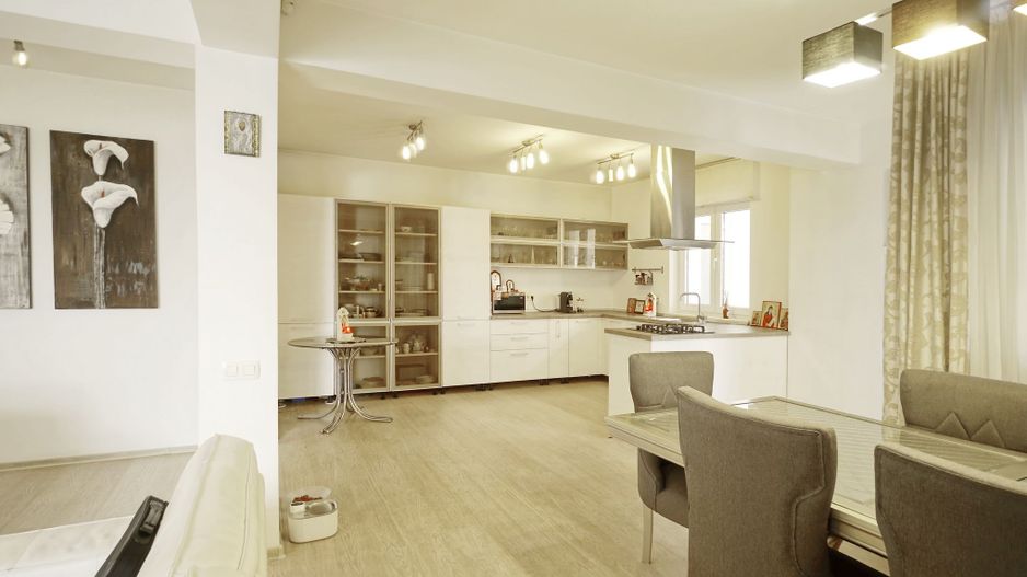 Brancoveanu  P+2, 8 cam, 6 dormitoare, 6 bai, 3 garaje teren 650 mp - Poză 15