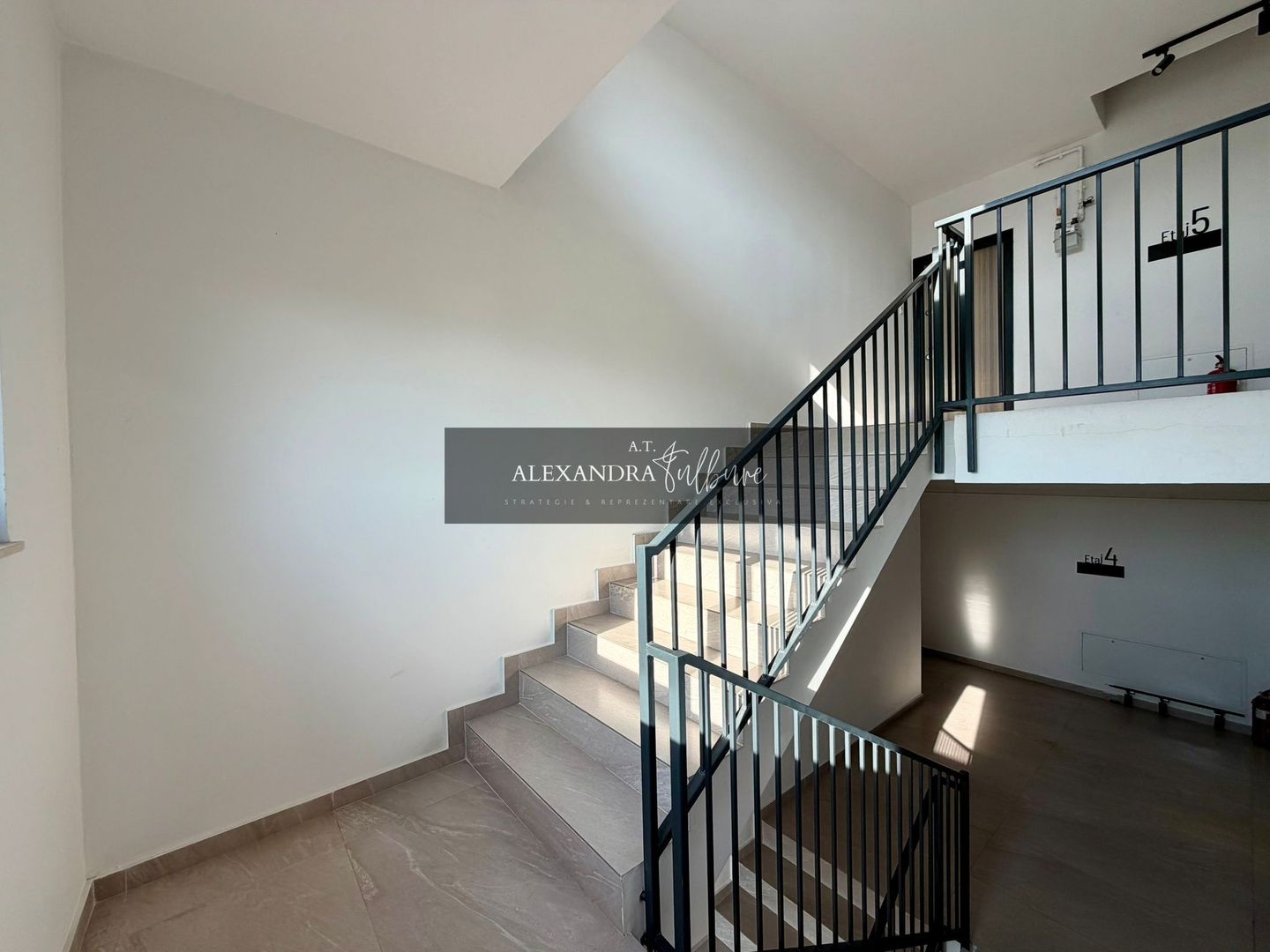 Penthouse de vanzare | 3 camere | 2 bai | 76mp | terasa 76mp | garaj - Poză 16