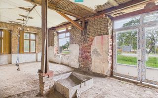 Casă de reabilitat pe teren generos- Comuna Variaș - Poză 16