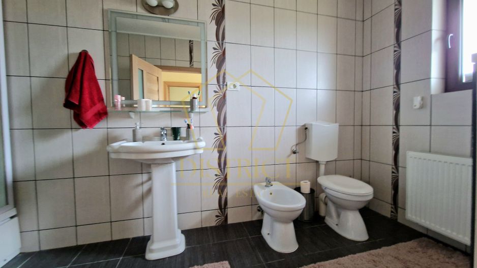 Casa individuala impartita in 2 apartamente | Ianova - Poză 8