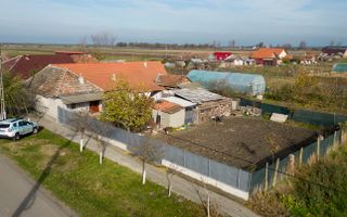 Casă cu front stradal generos Șeitin, județul Arad - Poză 2