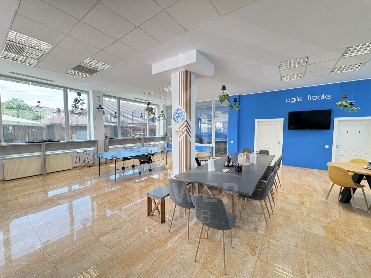 Clădire de birouri cu parter înalt (3,5 m) , perfect pentru afacerea ta - Poză 2