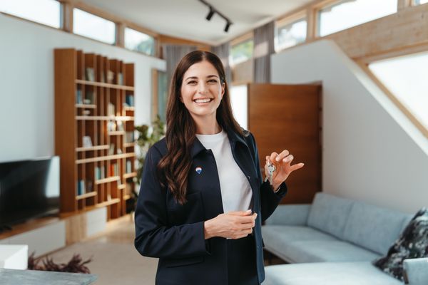 Agent imobiliar REMAX: avantajul unui brand internațional în construirea unei cariere solide