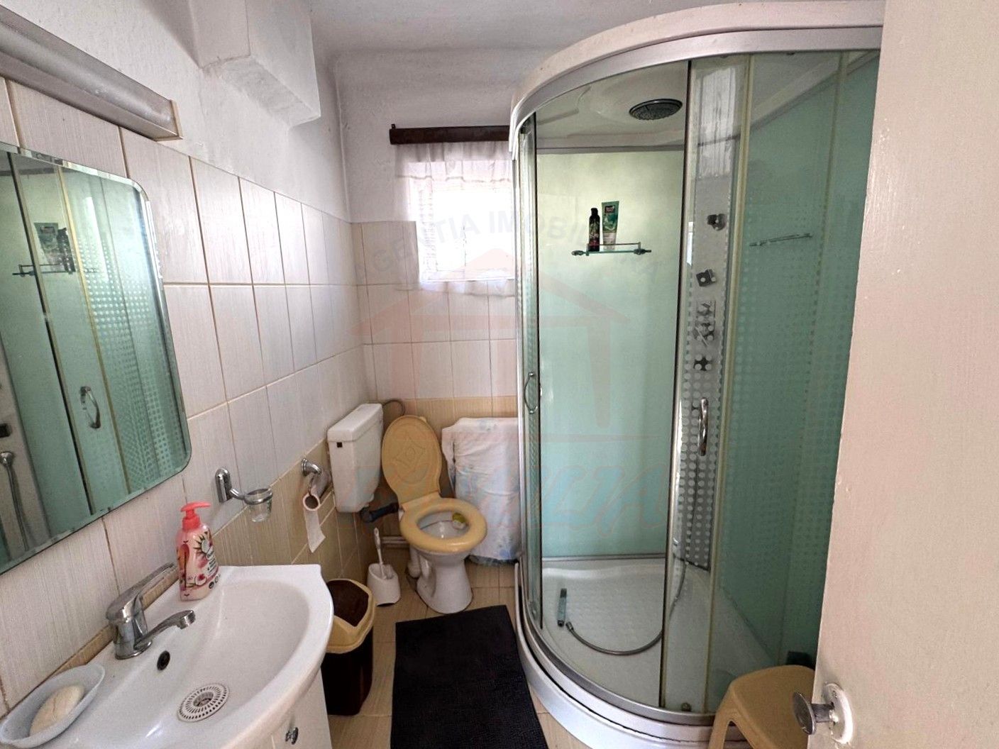 Casă cu arhitectură pragmatică în zona Port - Poză 5