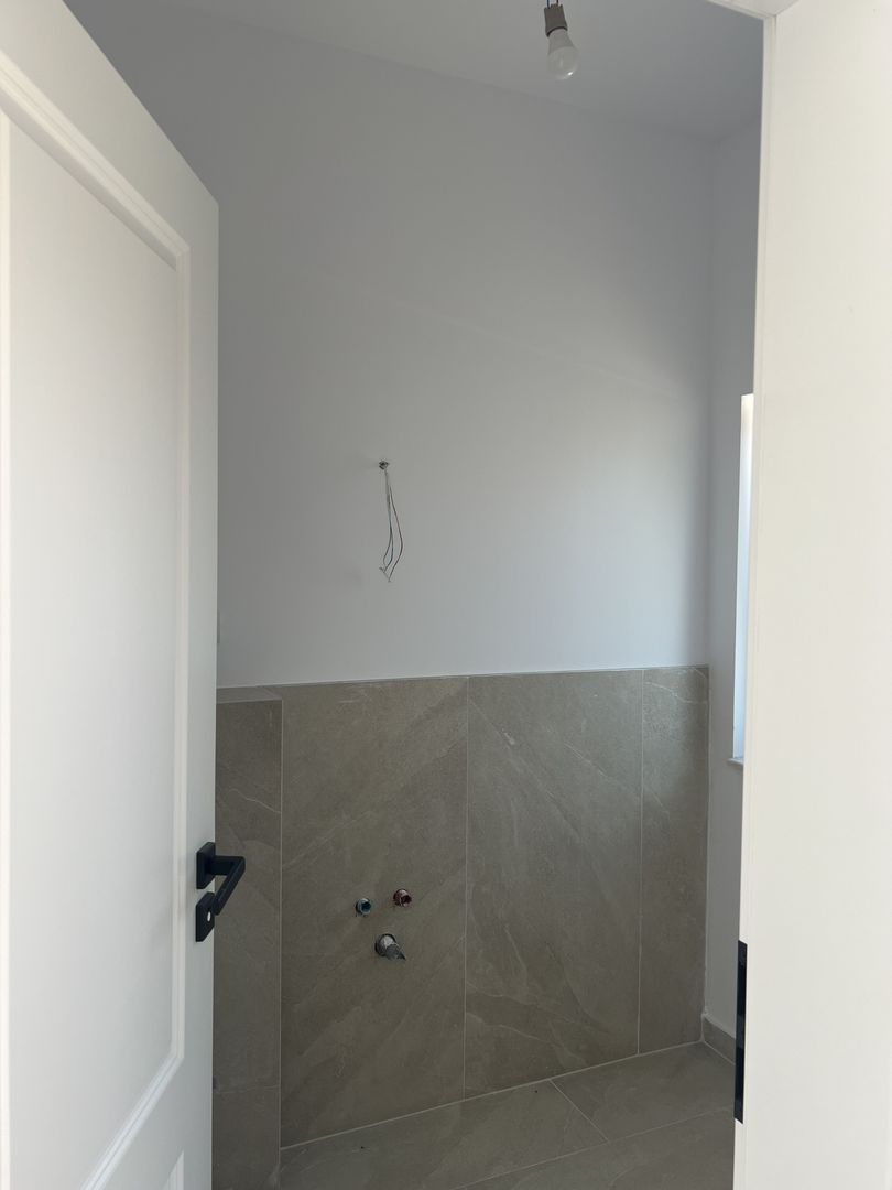 Jumătate de duplex premium, 120 mp utili, teren 256 mp, garaj și 3 dor - Poză 4