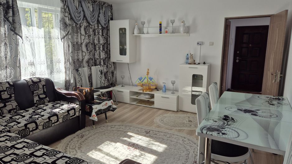Inchiriez apartament 2 camere semi, pe Pietonala, et 1, 40mp, mobilat - Poză 3