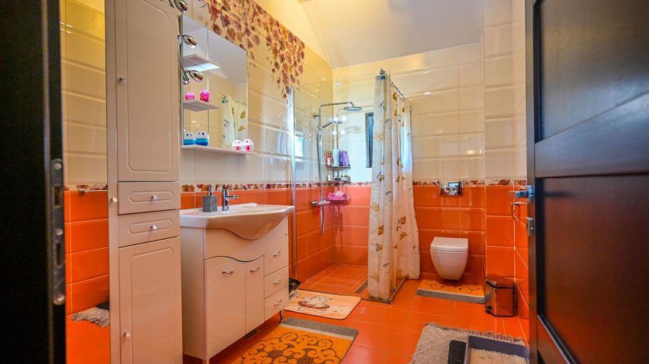 Somptuozitate in stil modern, 2 garaje, 3 terase, totul pe 1.000 mp teren - Poză 48