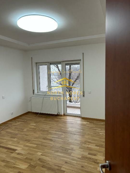 Vila pe malul lacului - Poză 4