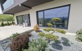 Casa premium cu teren 815 mp terasa balcon si garaj zona Selimbar - Poză 2