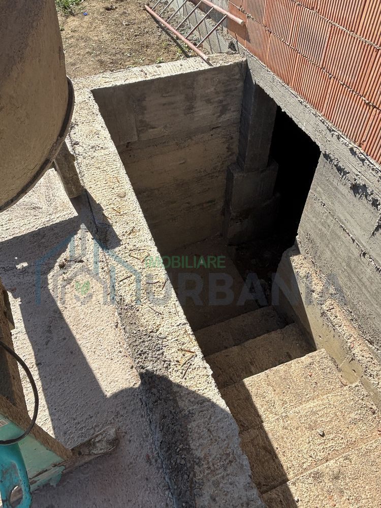 Casă la roșu cu beci de 30 mp și curte betonată, Târgu Frumos - Poză 5