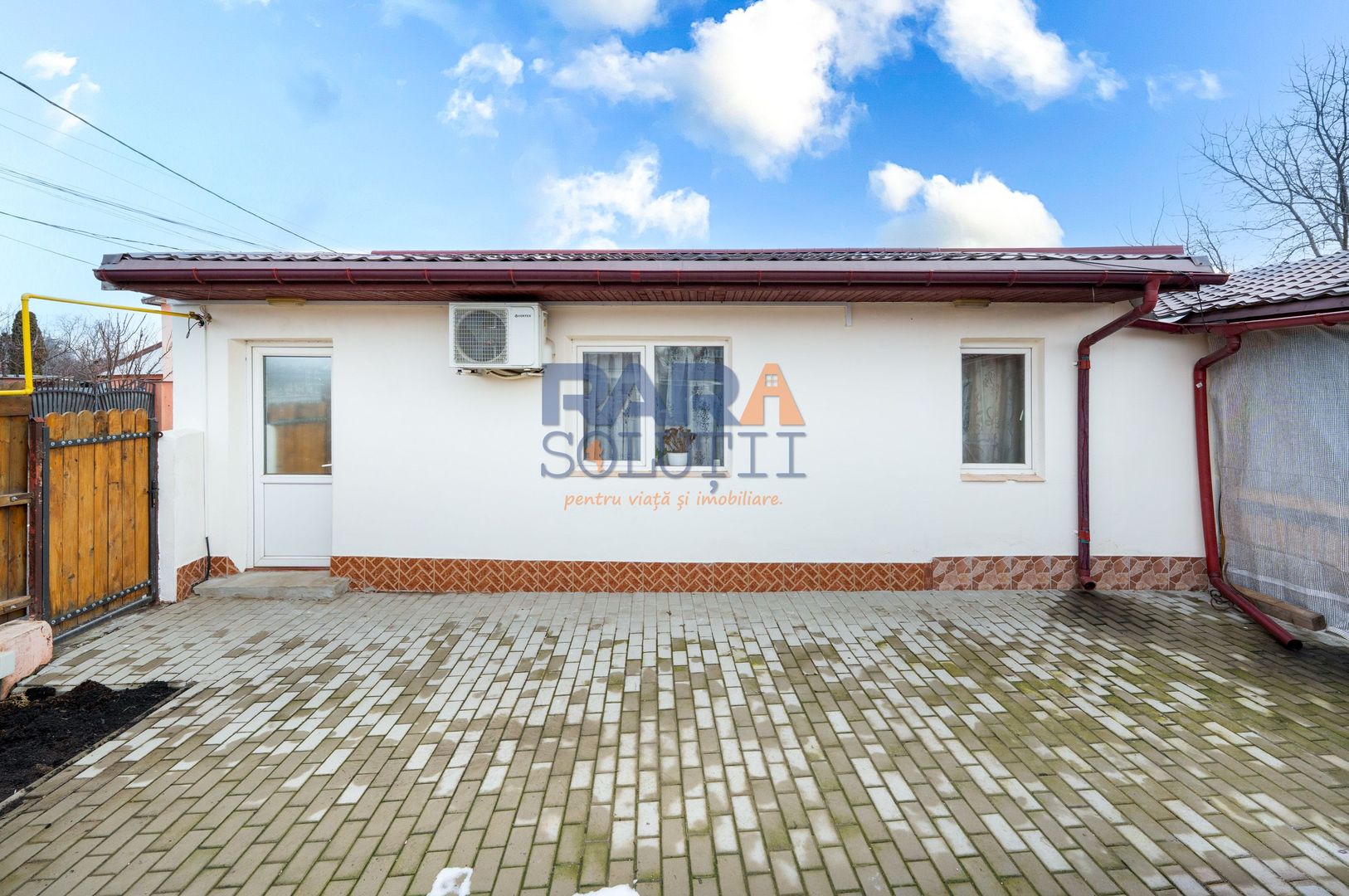 Casă micuță + un pic de curte - Poză 9