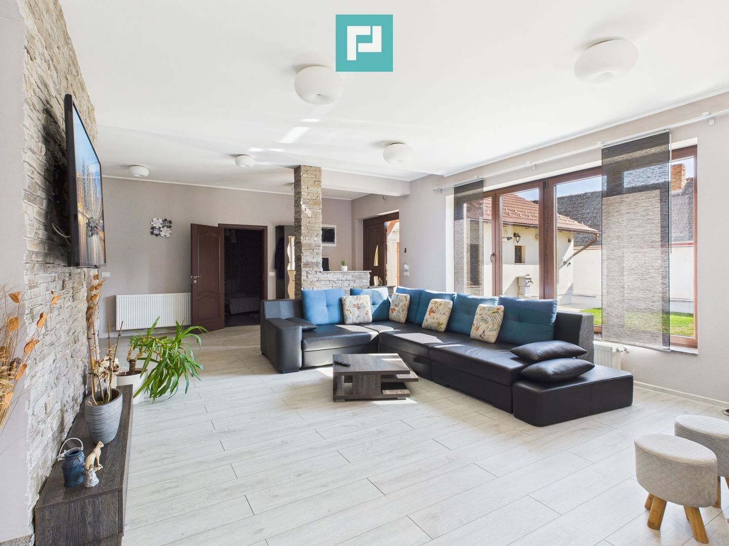 Casă modernă cu 2 corpuri, 5 camere în Pecica - Poză 1